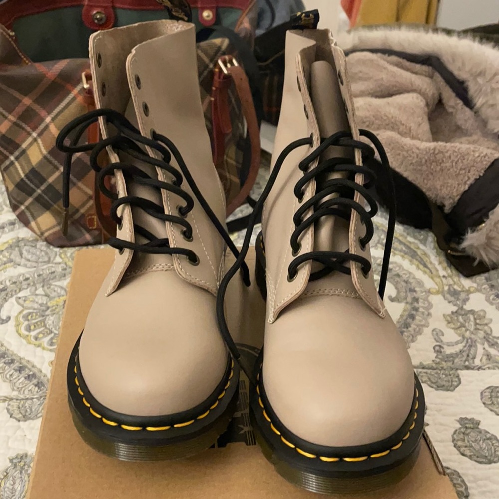 Doc Martens 1460 Pascal - Natural color boots in size 9 (41) new never worn